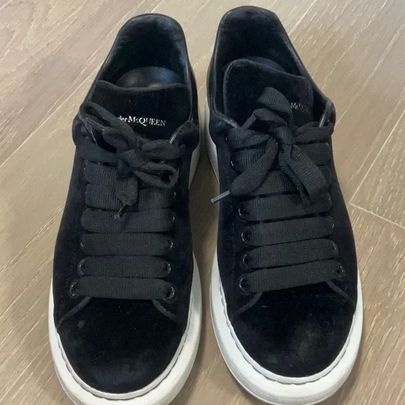 Alexander McQueen Black velvet sneakers - Picture 2 of 8